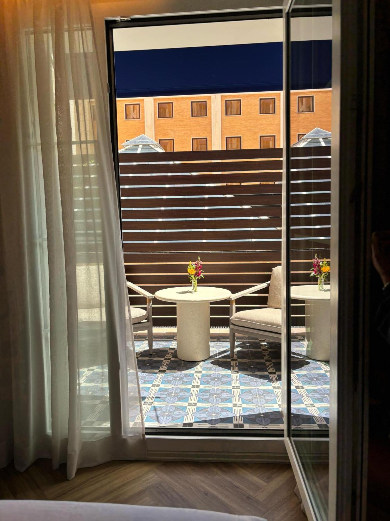 Only You Hotel Sevilla Bagian luar foto