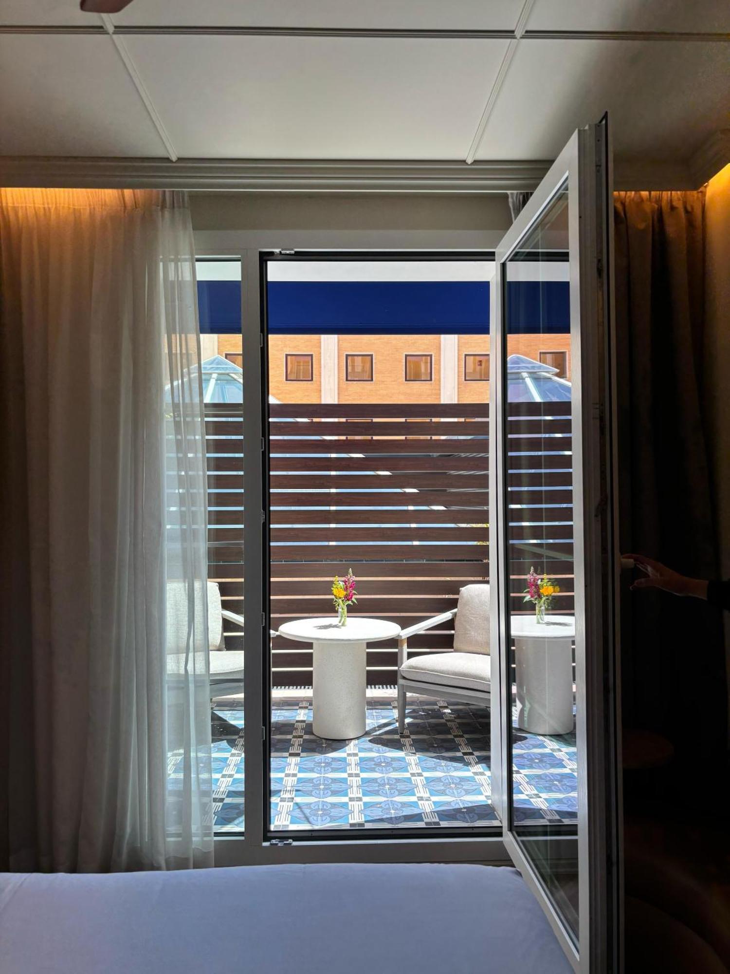 Only You Hotel Sevilla Bagian luar foto
